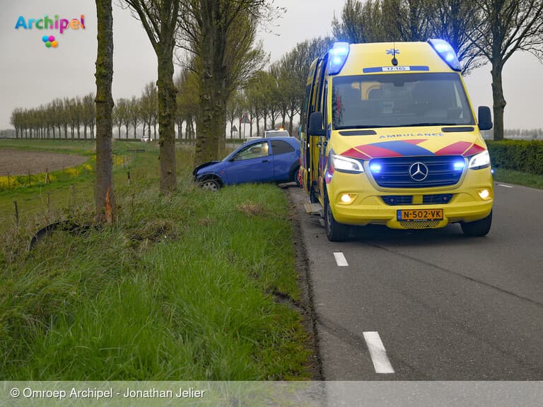 Auto vliegt uit de bocht in de polder