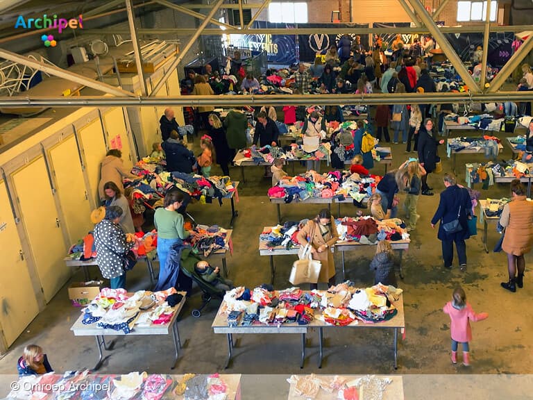 Kledingbeurs in Dirksland trekt veel bezoekers