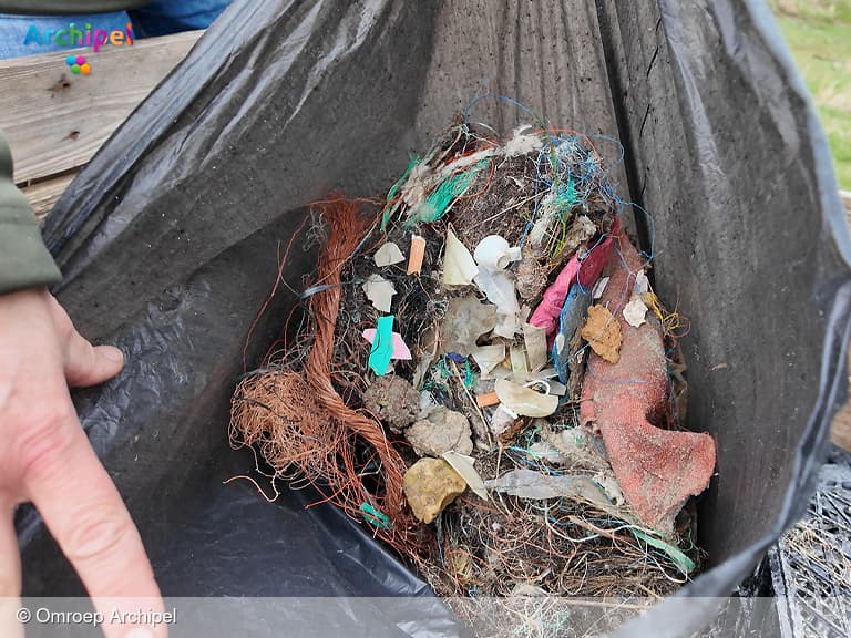 Vrijwilligers zetten zich in voor een schoon strand