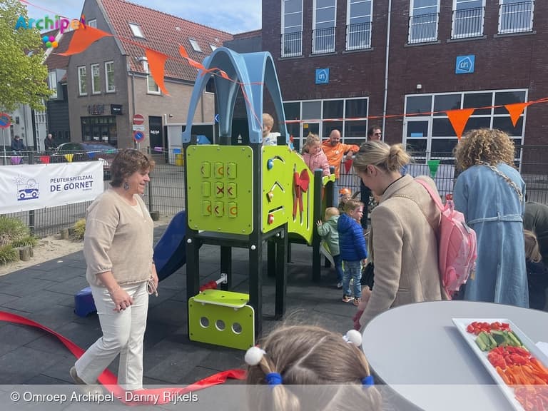Ouderraad en ondernemers realiseren nieuw speeltoestel voor peuterspeelzaal