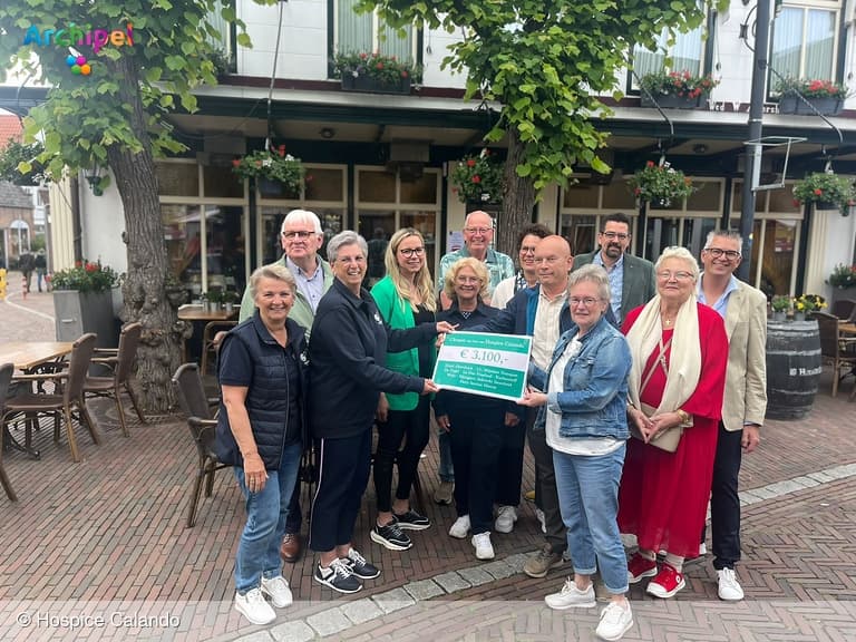 Cheque met opbrengst Winterfair voor hospice Calando