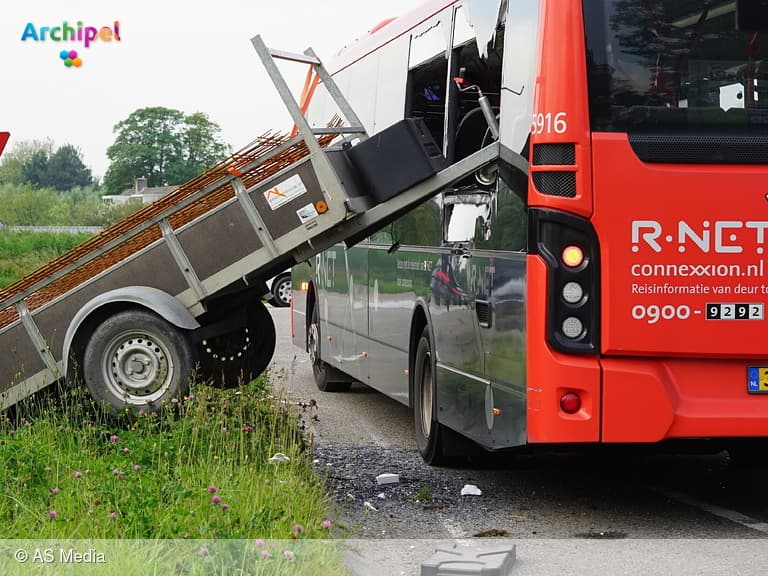 Aanhangwagen boort zich in lijnbus