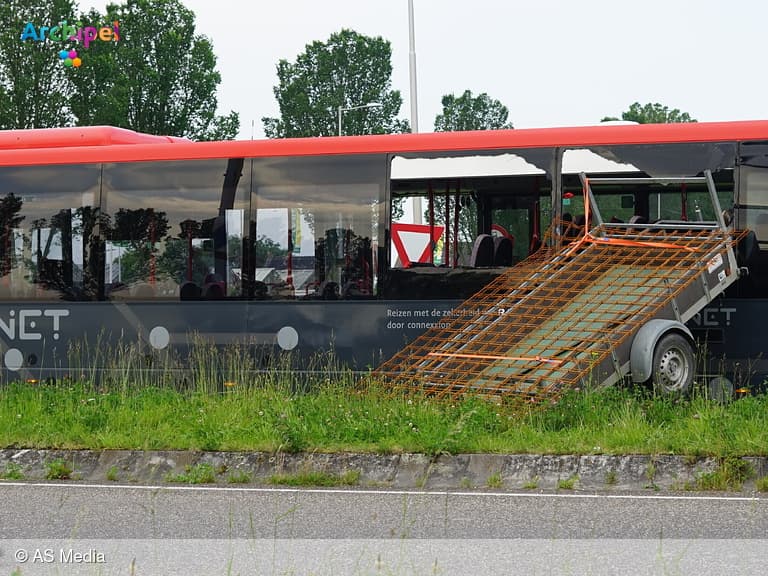 Aanhangwagen boort zich in lijnbus