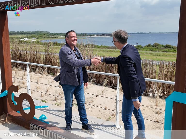 Duinbalkons met oplaadpunten geopend op de Brouwersdam