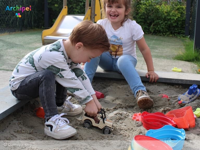 Kinderdagcentrum ontvangt gift voor nieuwe zandbakken