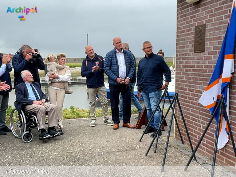 Plaquette bij KNRM Stellendam eert verdronken redders