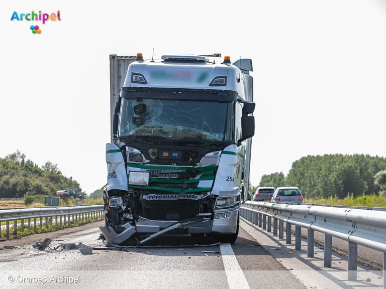 Twee vrachtwagens botsen op N59 bij Hellegatsplein