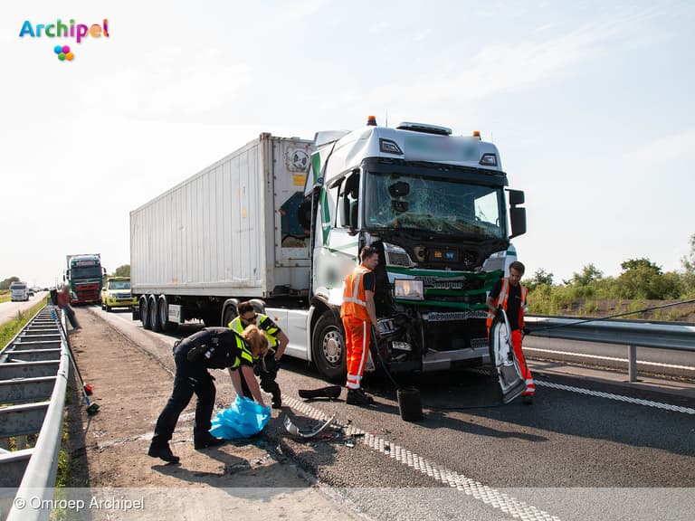 Twee vrachtwagens botsen op N59 bij Hellegatsplein