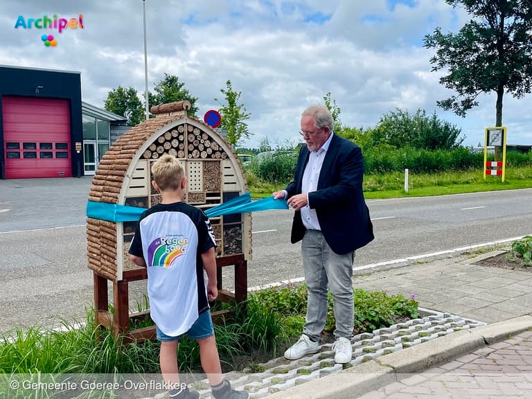 Insectenhotel en nieuwe beplanting verfraaien Langeweg in Ooltgensplaat