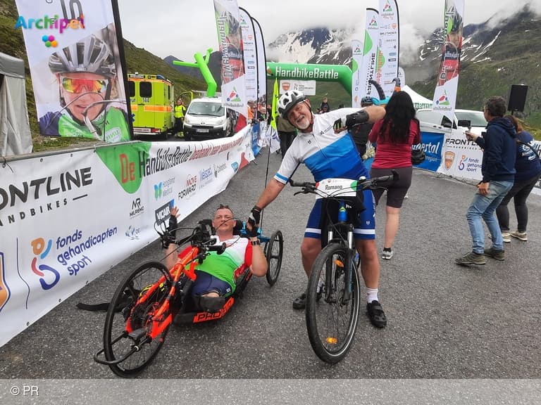 Handbiker Romano en buddy Arie over de finish