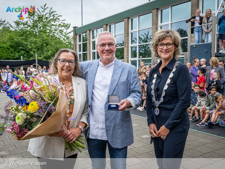 Meester Albert ontvangt de Zilveren gemeentepenning