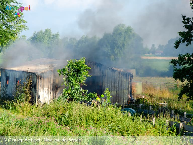 Schuurbrand in polder tussen Dirksland en Sommelsdijk