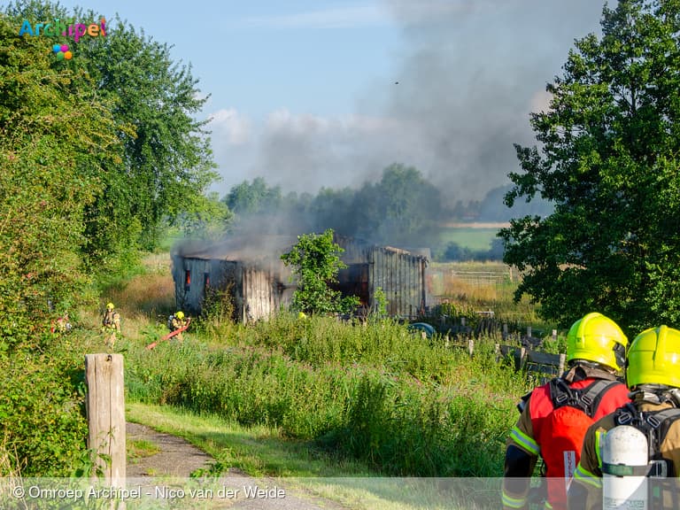 Schuurbrand in polder tussen Dirksland en Sommelsdijk