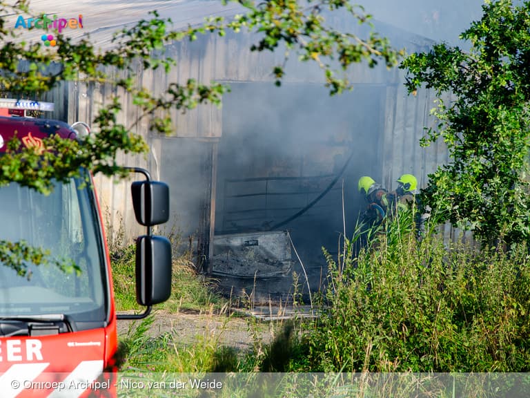 Schuurbrand in polder tussen Dirksland en Sommelsdijk