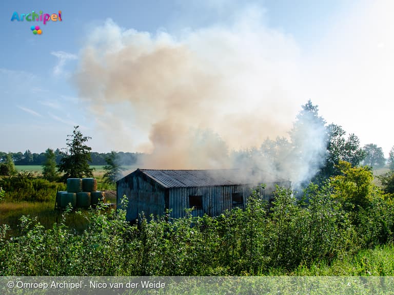 Schuurbrand in polder tussen Dirksland en Sommelsdijk