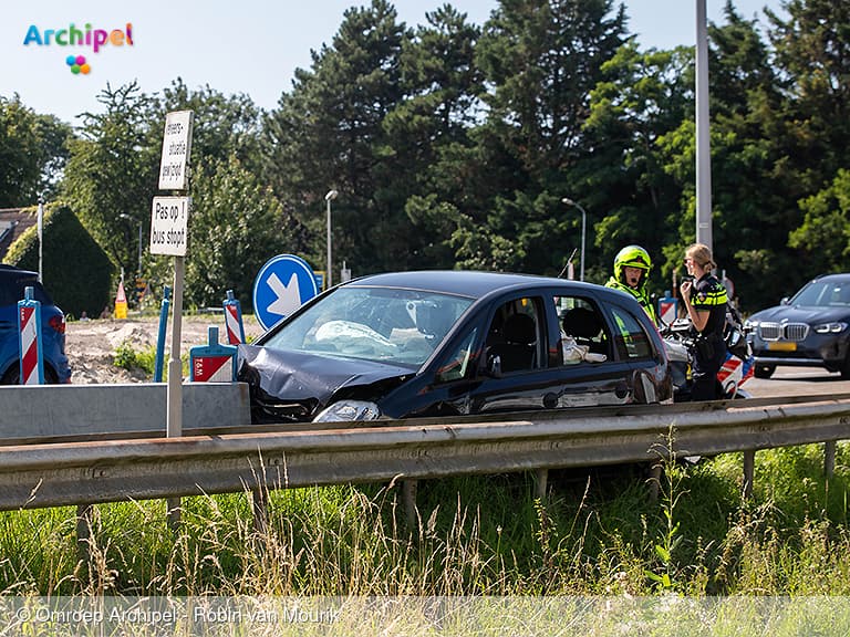Bestuurder raakt onwel en botst tegen vangrail