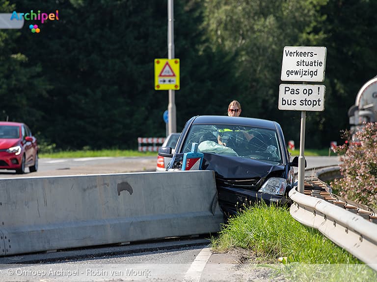 Bestuurder raakt onwel en botst tegen vangrail