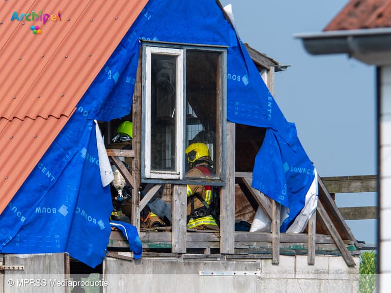 Brand op zolder van schuur in opbouw in Herkingen