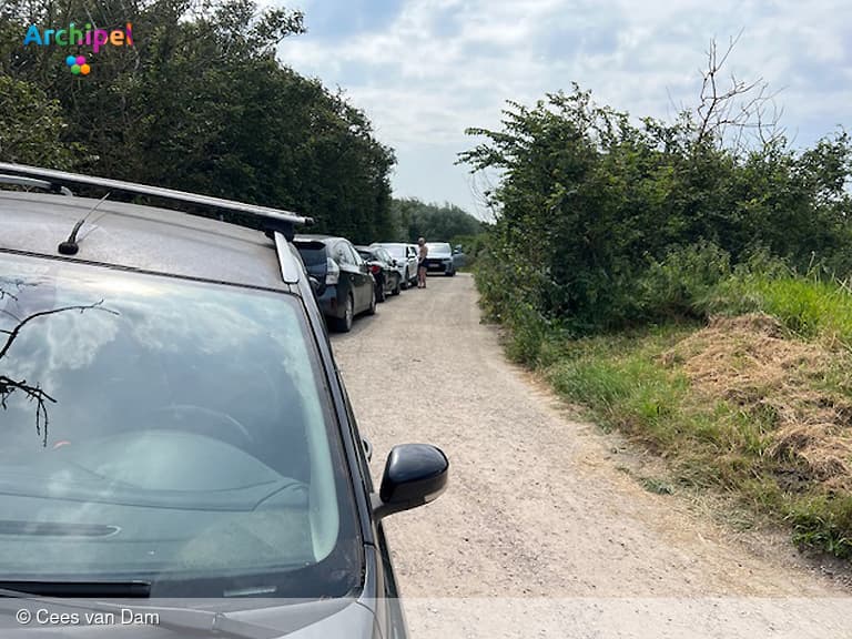 Toeristendruk leidt tot parkeerchaos en veiligheidsrisico's
