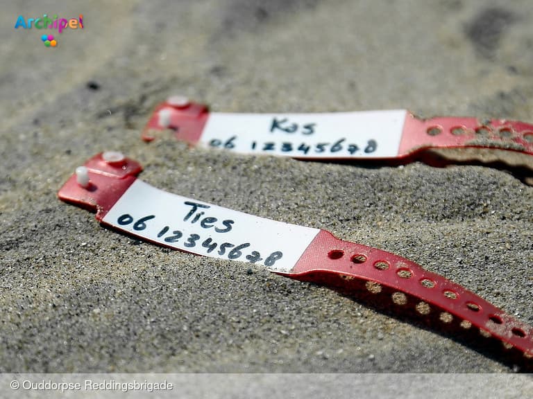 06-Polsbandjes bieden extra veiligheid voor kinderen op het strand