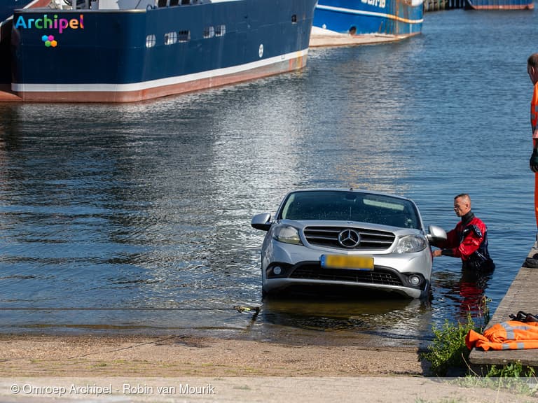 Auto te water bij Deltahaven Stellendam