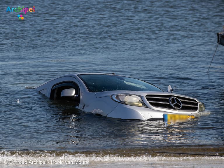 Auto te water bij Deltahaven Stellendam