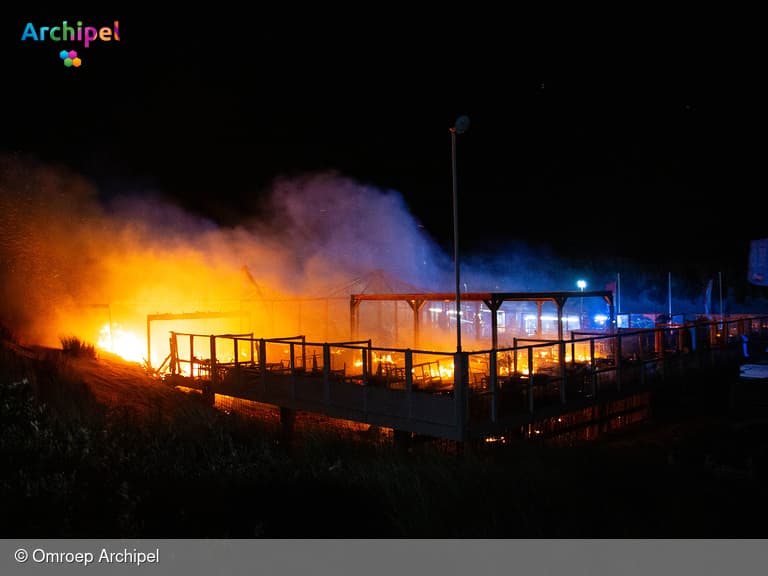 Grote brand verwoest strandpaviljoen in Ouddorp