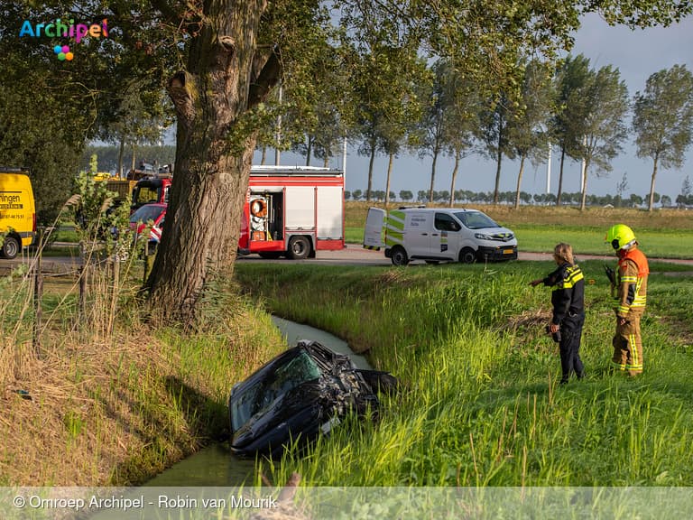 Auto belandt in sloot na botsing op Plaatweg Melissant