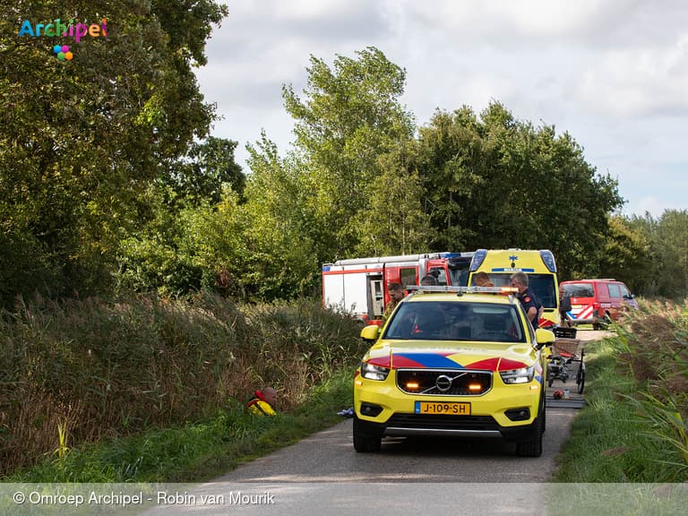 Fietser te water, brandweer schiet te hulp