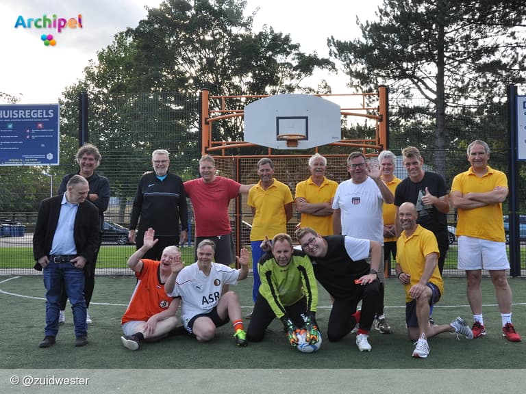 Spannende voetbalwedstrijd tussen Lions en Hernesseroord Tigers
