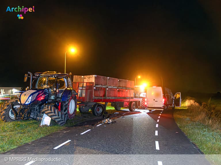 Flinke ravage door botsing tussen bestelbus en tractor