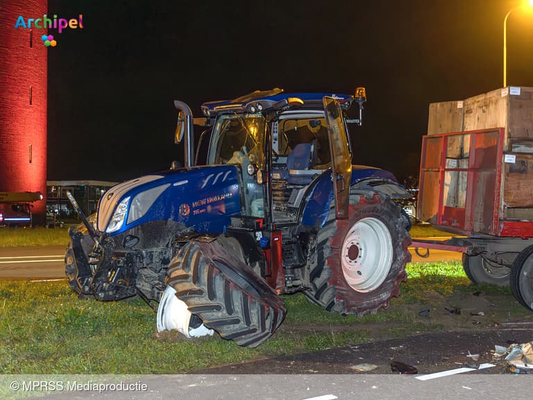 Flinke ravage door botsing tussen bestelbus en tractor