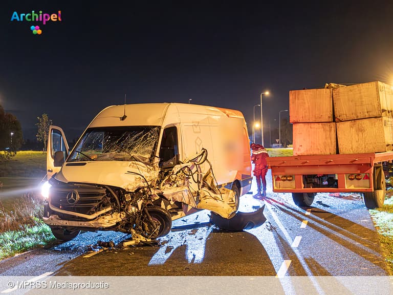 Flinke ravage door botsing tussen bestelbus en tractor