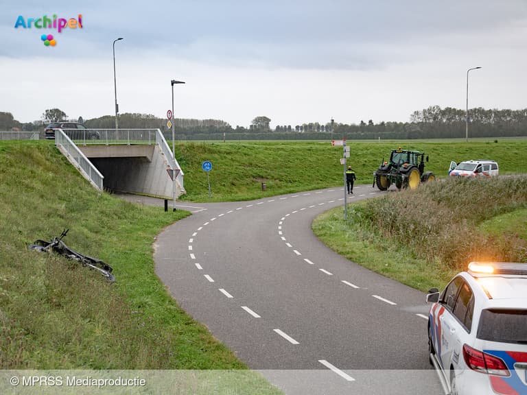 16-Jarige jongen overleden bij aanrijding tussen brommer en tractor