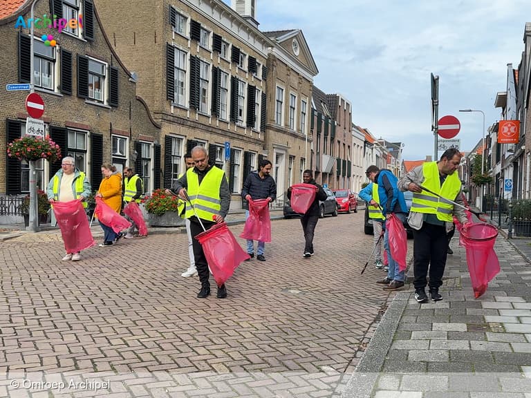 Samenwerking in Dirksland: statushouders en buren ruimen op