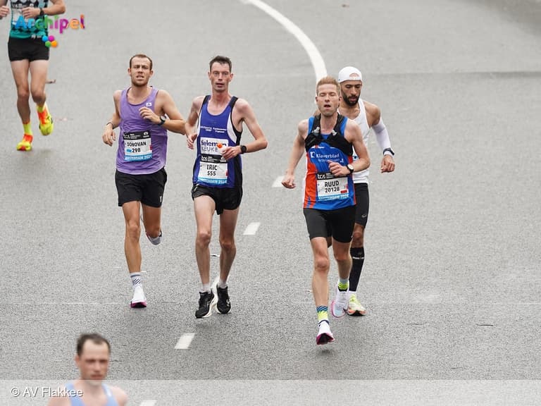 Eric Wolfert met karakter over de finish bij Amsterdam Marathon