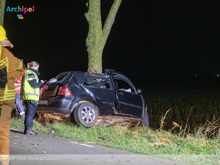 Auto botst tegen boom op Geldersedijk: bestuurder overleden