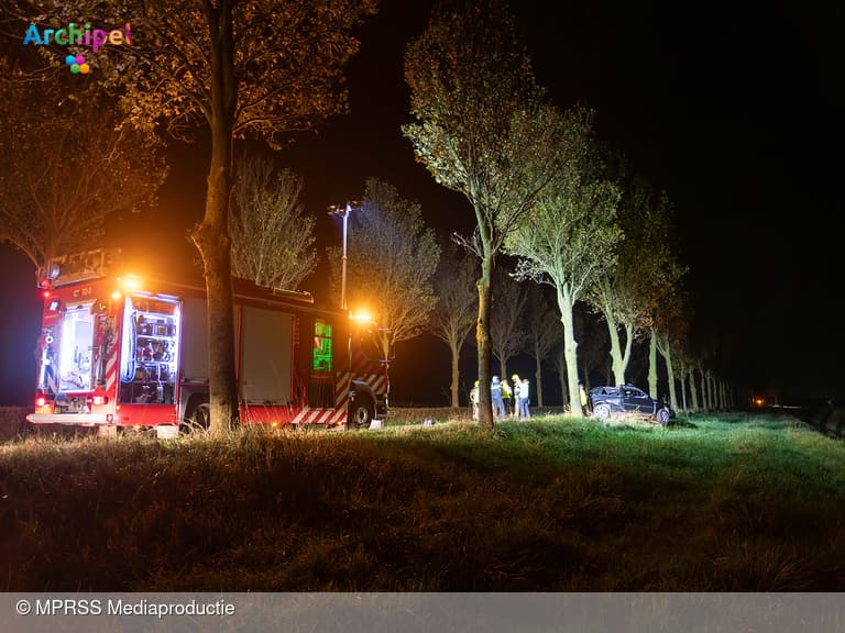 Auto botst tegen boom op Geldersedijk: bestuurder overleden