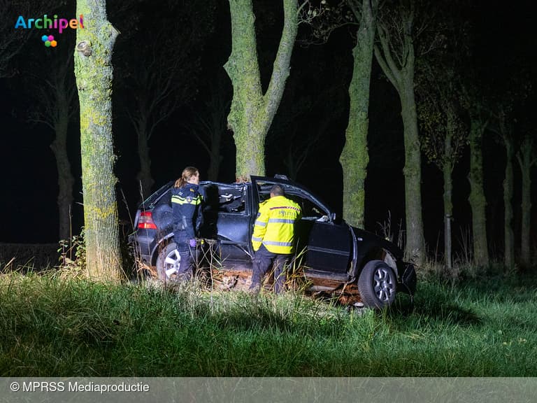Auto botst tegen boom op Geldersedijk: bestuurder overleden