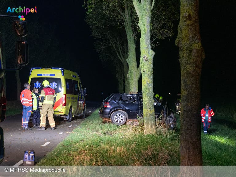 Auto botst tegen boom op Geldersedijk: bestuurder overleden