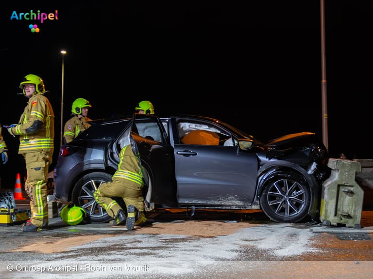 Frontale botsing tegen betonblokken op N215 bij wegwerkzaamheden