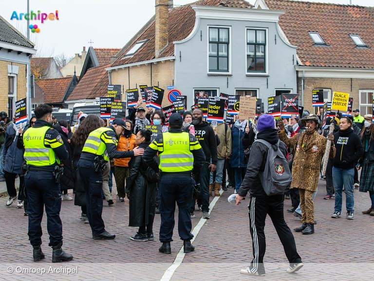 Sinterklaas veilig aangekomen in Middelharnis te midden van bijzondere sfeer