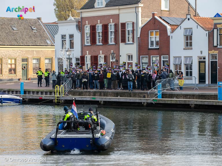 Sinterklaas veilig aangekomen in Middelharnis te midden van bijzondere sfeer