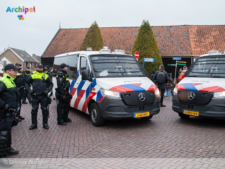 Sinterklaas veilig aangekomen in Middelharnis te midden van bijzondere sfeer