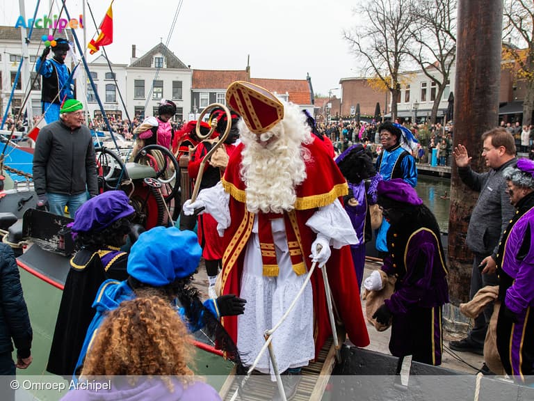 Sinterklaas veilig aangekomen in Middelharnis te midden van bijzondere sfeer