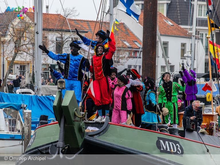 Sinterklaas veilig aangekomen in Middelharnis te midden van bijzondere sfeer