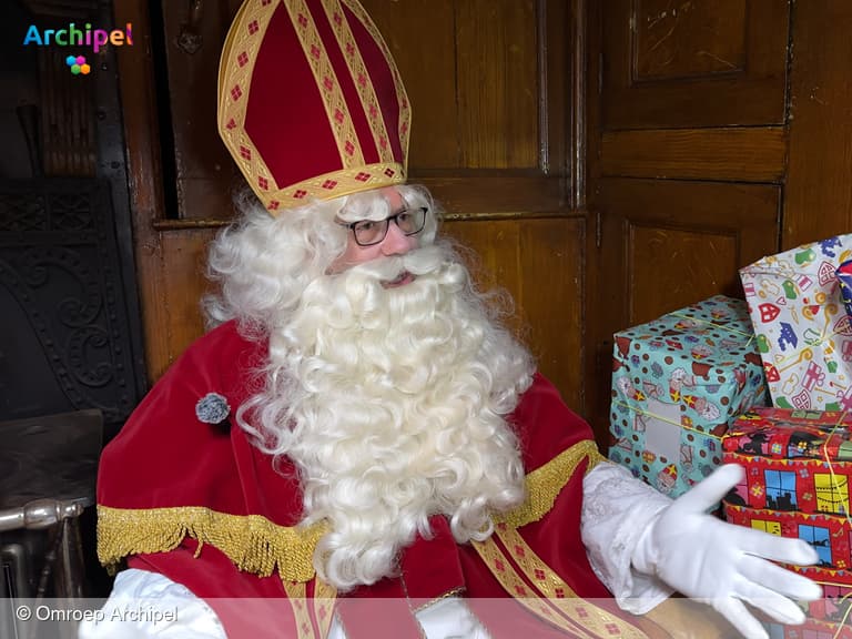 Sinterklaas arriveert onder grote belangstelling in Middelharnis