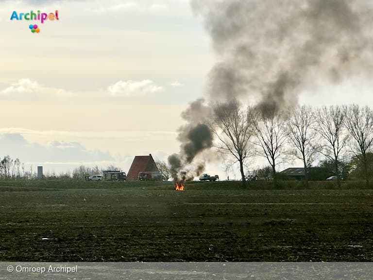 Auto van de dijk en in brand bij Herkingen
