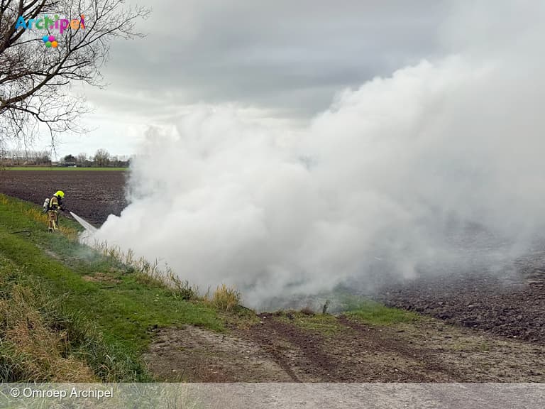 Auto van de dijk en in brand bij Herkingen