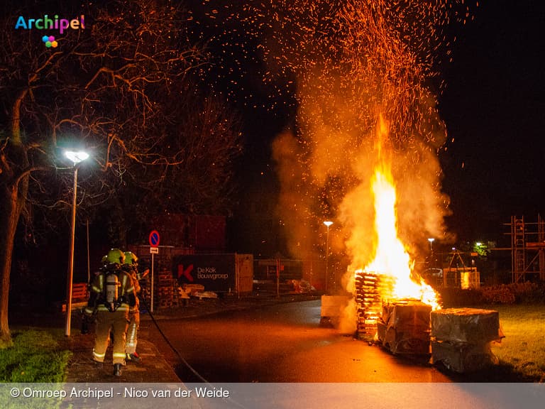 Brandweer voorkomt erger bij palletbrand in Sommelsdijk